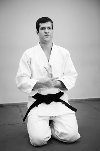 Mann, der Aikido in einem Sportjum übt