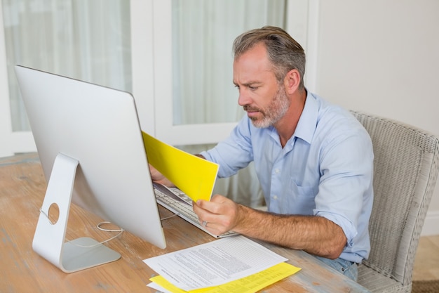 Mann, der am Computer arbeitet