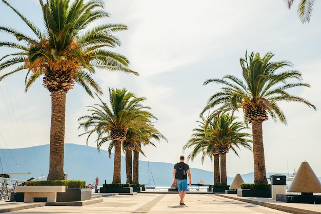 Mann, der am Sommertag am Pier vorbeigeht