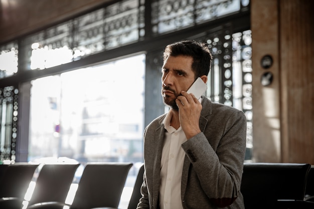 Mann, der am Telefon spricht