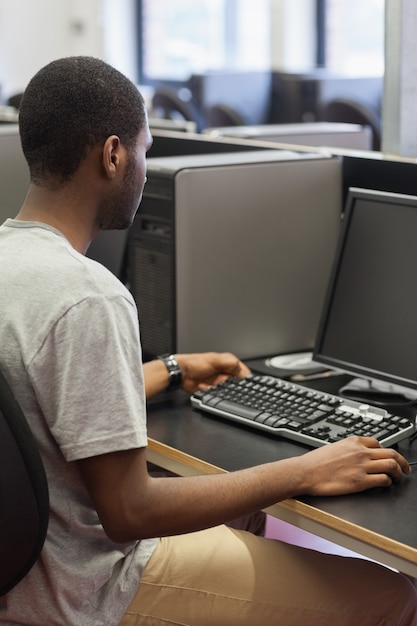 Mann, der an einem Computer sitzt