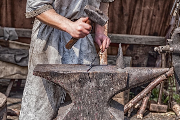 Mann, der an Holz arbeitet