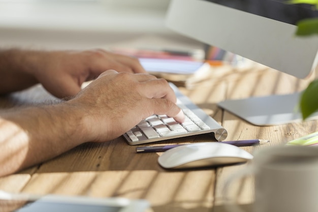 Mann, der an Laptop im Büro arbeitet