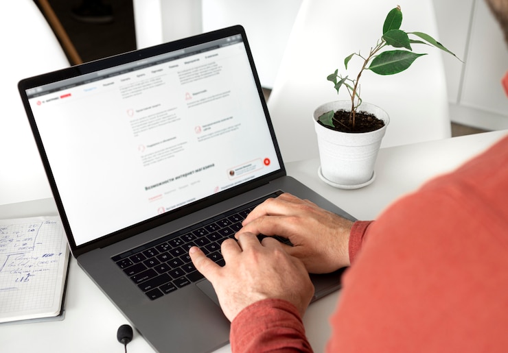 Foto mann, der an laptop im heimbüro arbeitet. work-at-home-office-konzept