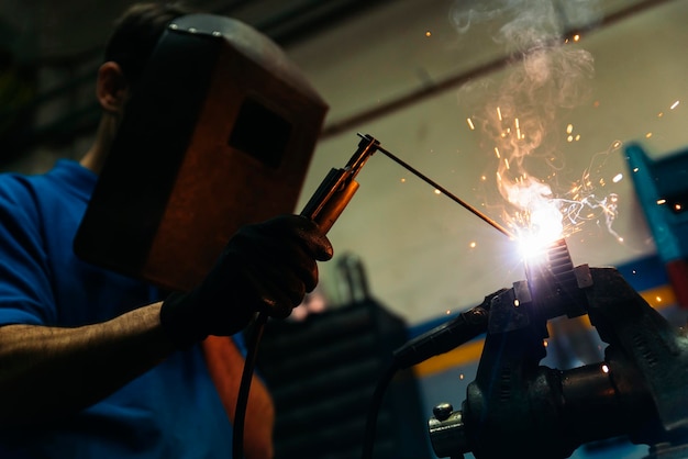 Mann, der an Maschinen in einer Fabrik arbeitet