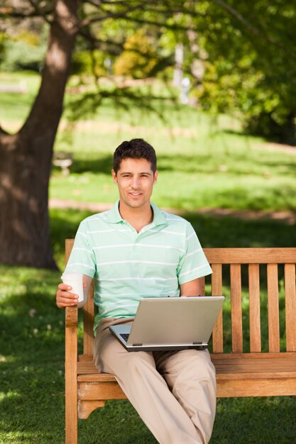 Mann, der an seinem Laptop arbeitet