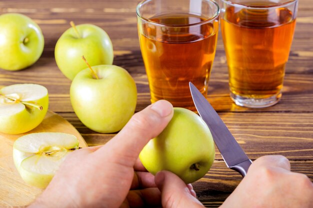 Mann, der Apfel schneidet. Gesunde Bio-Lebensmittel und Getränke.