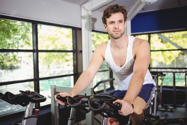 Mann, der auf Hometrainer an spinnender Klasse ausarbeitet