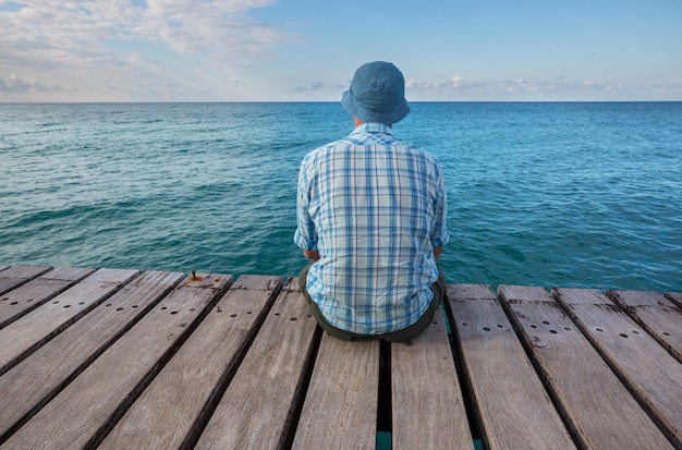 Mann, der auf Seepier entspannt