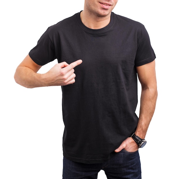 Mann, der auf sein schwarzes T-Shirt zeigt