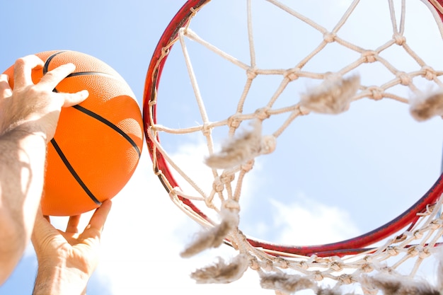 Mann, der Basketball in der Straße nah oben spielt