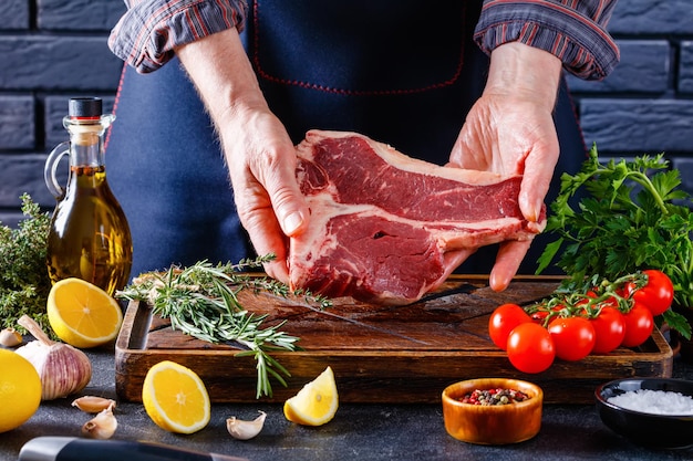 Mann, der Beefsteak auf einer Küchennahaufnahme kocht