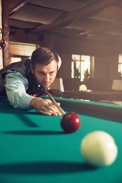 Mann, der Billard spielt