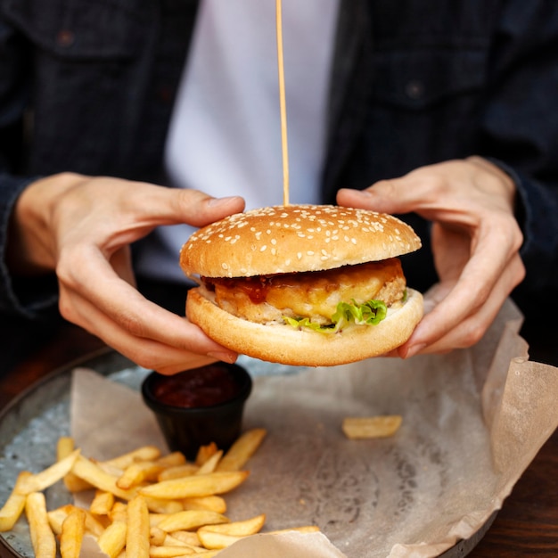 Foto mann, der burger mit pommes frites hat