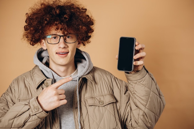 Mann, der das Telefon hält und mit dem Finger darauf zeigt