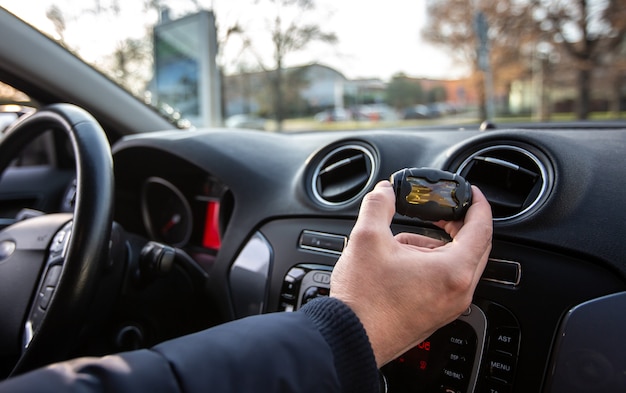 Mann, der dem Auto den Geruch seines Autos gibt