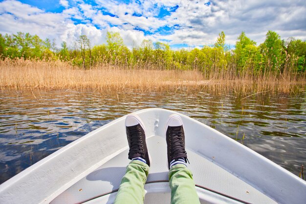 Mann, der den sommer mit boot schwimmt