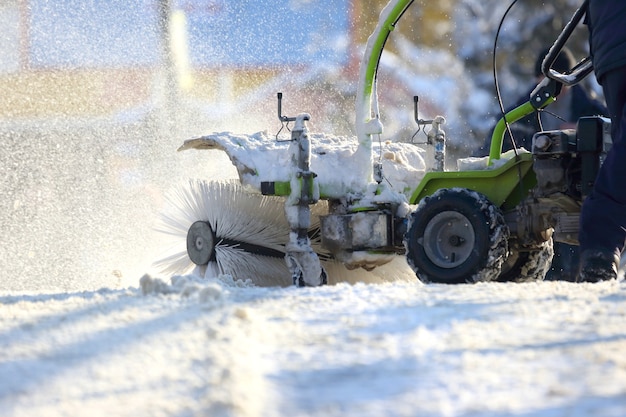 Foto mann, der die straße vom schneeschlepptraktor spezial reinigt