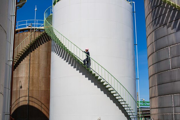 Mann, der die Treppe geht