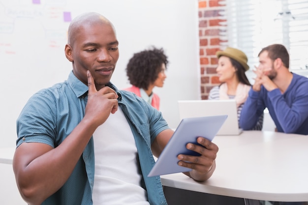 Mann, der digitale Tablette im Geschäftstreffen verwendet