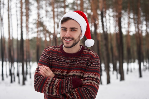 Mann, der draußen im Winterwald steht