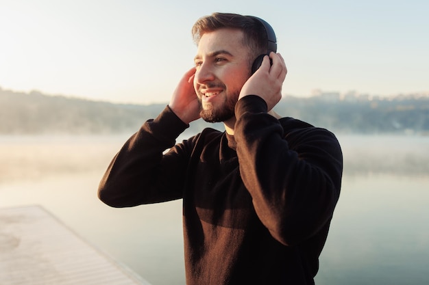 Mann, der draußen Musik genießt Inspiration und Glück