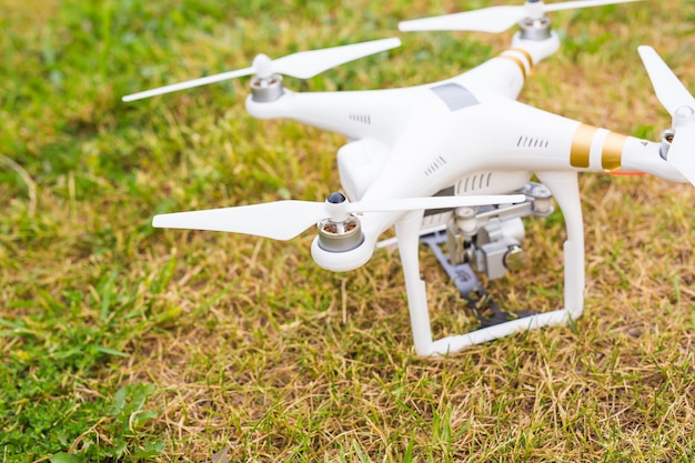 Mann, der Drohnenfliegen oder -schweben durch Fernsteuerung in der Natur bedient