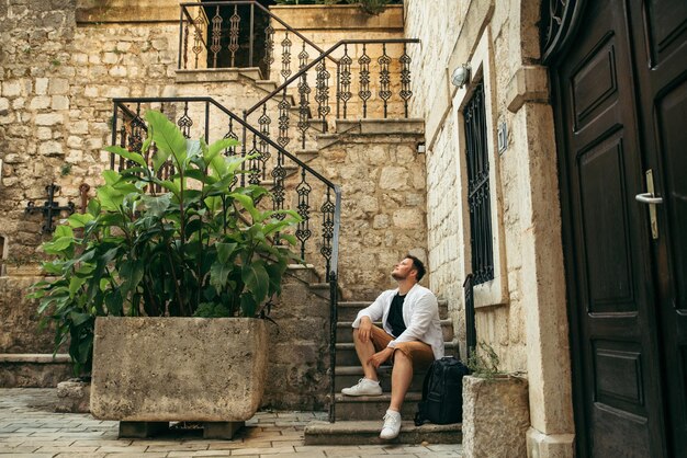 Foto mann, der durch enge kotor-straßen geht