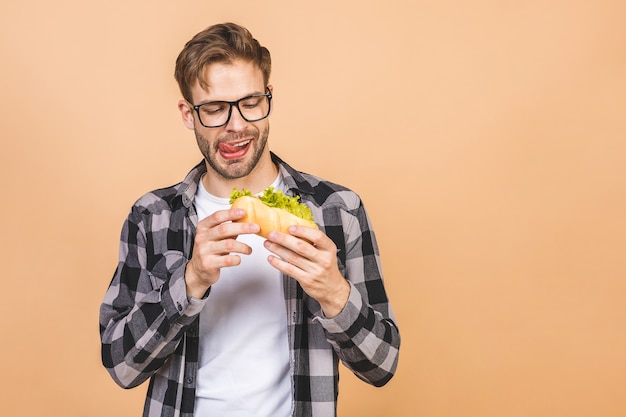 Mann, der ein Sandwich im Studio isst