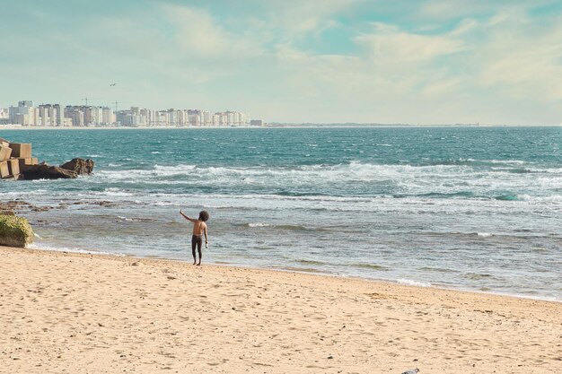 Mann, der ein Selfie am Strand macht