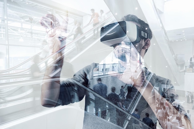 Mann, der ein Virtual-Reality-Headset mit futuristischem Hintergrund trägt. ideal für Webseiten und Zeitschriftenlayouts