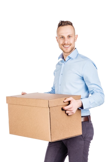 Mann, der eine große Kiste lokalisiert auf weißem Hintergrund hält Konzept der schwierigen Karriere eines Geschäftsmannes