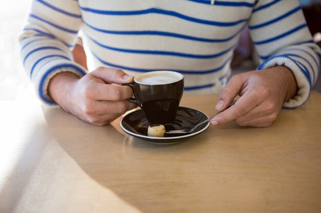 Mann, der eine Kaffeetasse hält