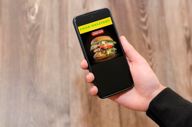 Mann, der eine Mahlzeit in der Food-Delivery-App auswählt Hamburguer Fast Food