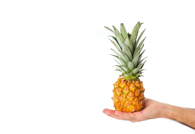 Mann, der eine natürliche Mini-Ananas auf weißem Hintergrund hält