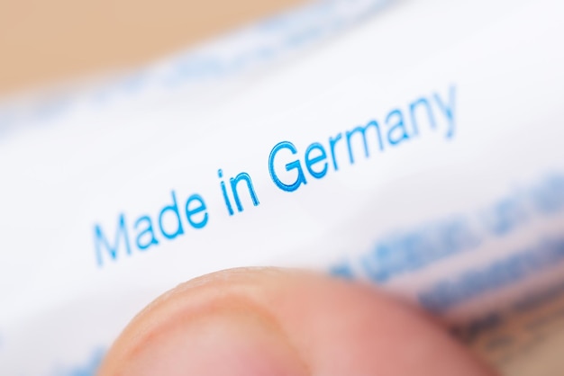 Mann, der eine Salbentube mit der Aufschrift „Made in Germany“ hält