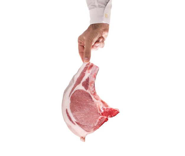 Mann, der eine Scheibe rohes Rindfleisch hält