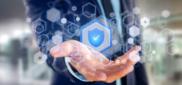 Foto mann, der eine schildweb-sicherheit hält