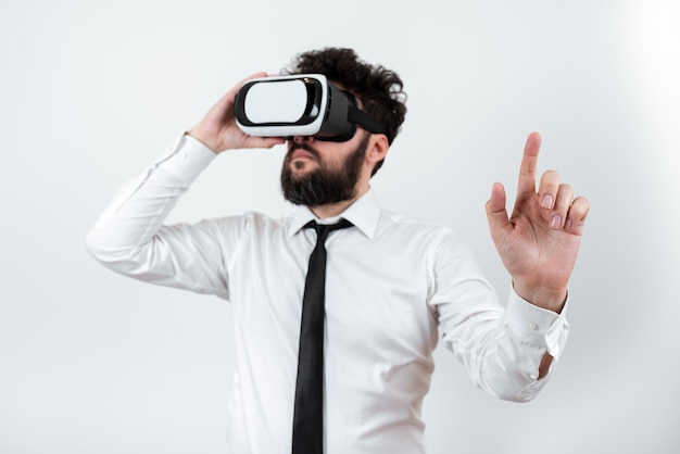 Mann, der eine Vr-Brille trägt und mit einem Finger auf wichtige Nachrichten zeigt Geschäftsmann, der eine Virtual-Reality-Brille hat und wichtige Informationen zeigt