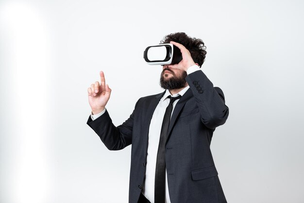 Mann, der eine Vr-Brille trägt und mit einem Finger auf wichtige Nachrichten zeigt Geschäftsmann, der eine Virtual-Reality-Brille hat und wichtige Informationen zeigt