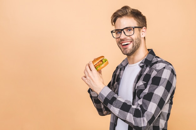 Mann, der einen Burger im Studio isst