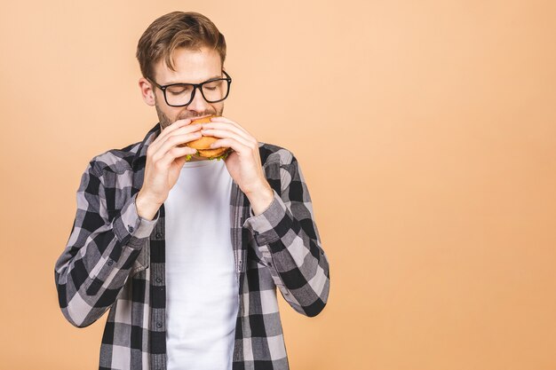 Mann, der einen Burger im Studio isst