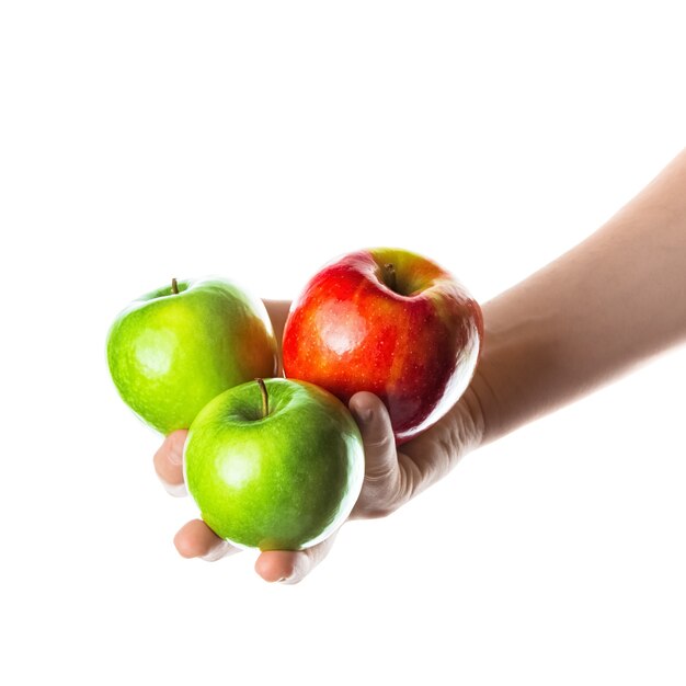 Mann, der einen Haufen roter und grüner Äpfel in der Hand hält. Isoliert auf weißem Hintergrund.