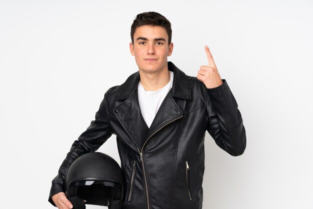 Mann, der einen Motorradhelm lokalisiert auf weißem Zeigen mit dem Zeigefinger eine große Idee hält