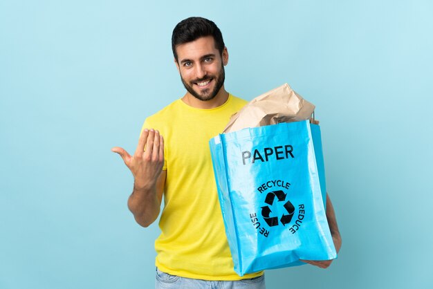 Mann, der einen Recyclingbeutel hält