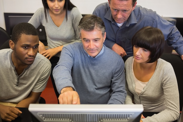 Foto mann, der etwas auf computermonitor unterstreicht