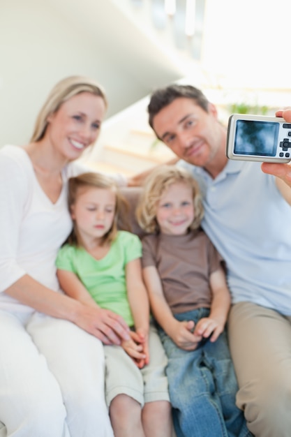 Mann, der Familienfoto auf dem Sofa macht