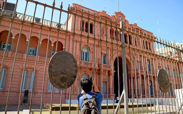 Mann, der Fotos von Casa Rosada (rosa Haus), Buenos Aires, Argentinien macht