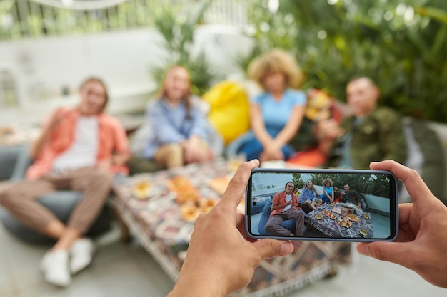 Mann, der Fotos von Freunden macht