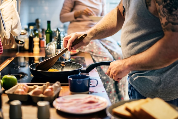 Mann, der Frühstück in der Küche kocht